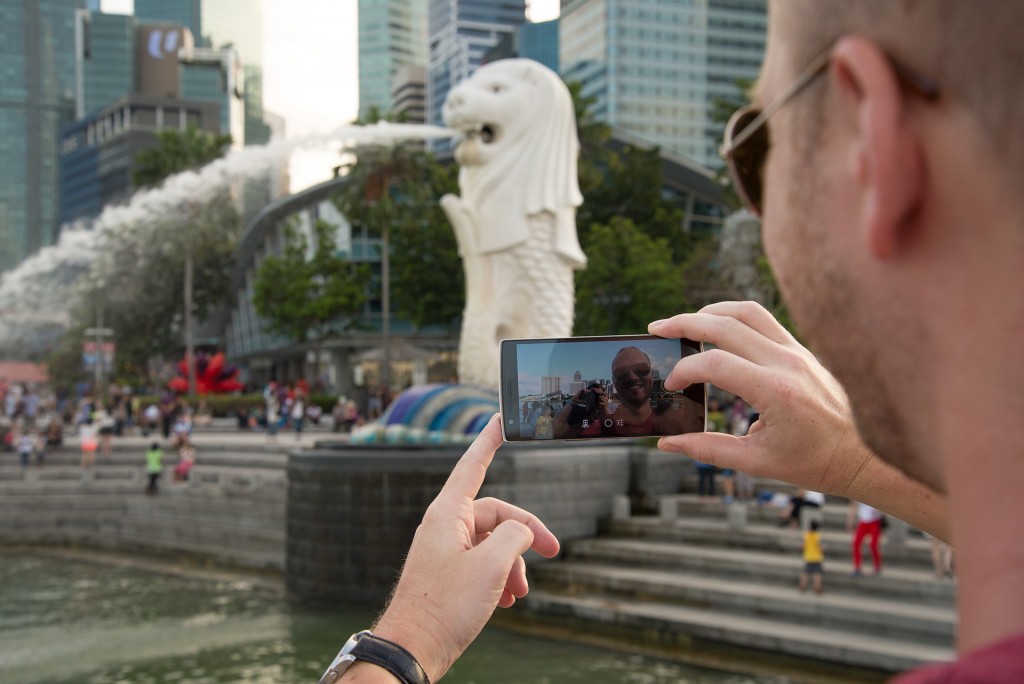 Photo of a photo in a photo of a selfie at Merlion Park